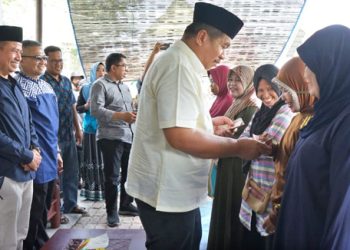 Para Petugas Kebersihan DLH Terima Bantuan dari Baznas