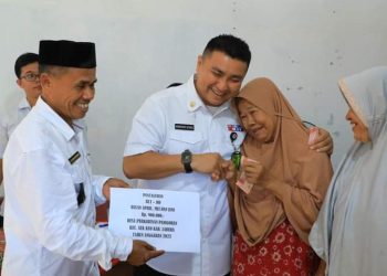 Bupati Labura, Hendriyanto Sitorus, menyerahkan BLT-DD kepada 21 orang Desa Panigoran dan 33 orang Desa Karang Anyar, Rabu (30/8/2023).