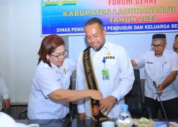 Sekda Labura, H.M Suib, disematkan selempang di aula Ridho Yaman Kantor Bupati, Aek Kanopan, Rabu (30/8/2023).