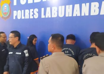 Polisi saat melakukan konferensi pers kepada sejumlah wartawan dengan menunjukkan pelaku dan sejumlah barang bukti. 