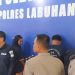 Polisi saat melakukan konferensi pers kepada sejumlah wartawan dengan menunjukkan pelaku dan sejumlah barang bukti.