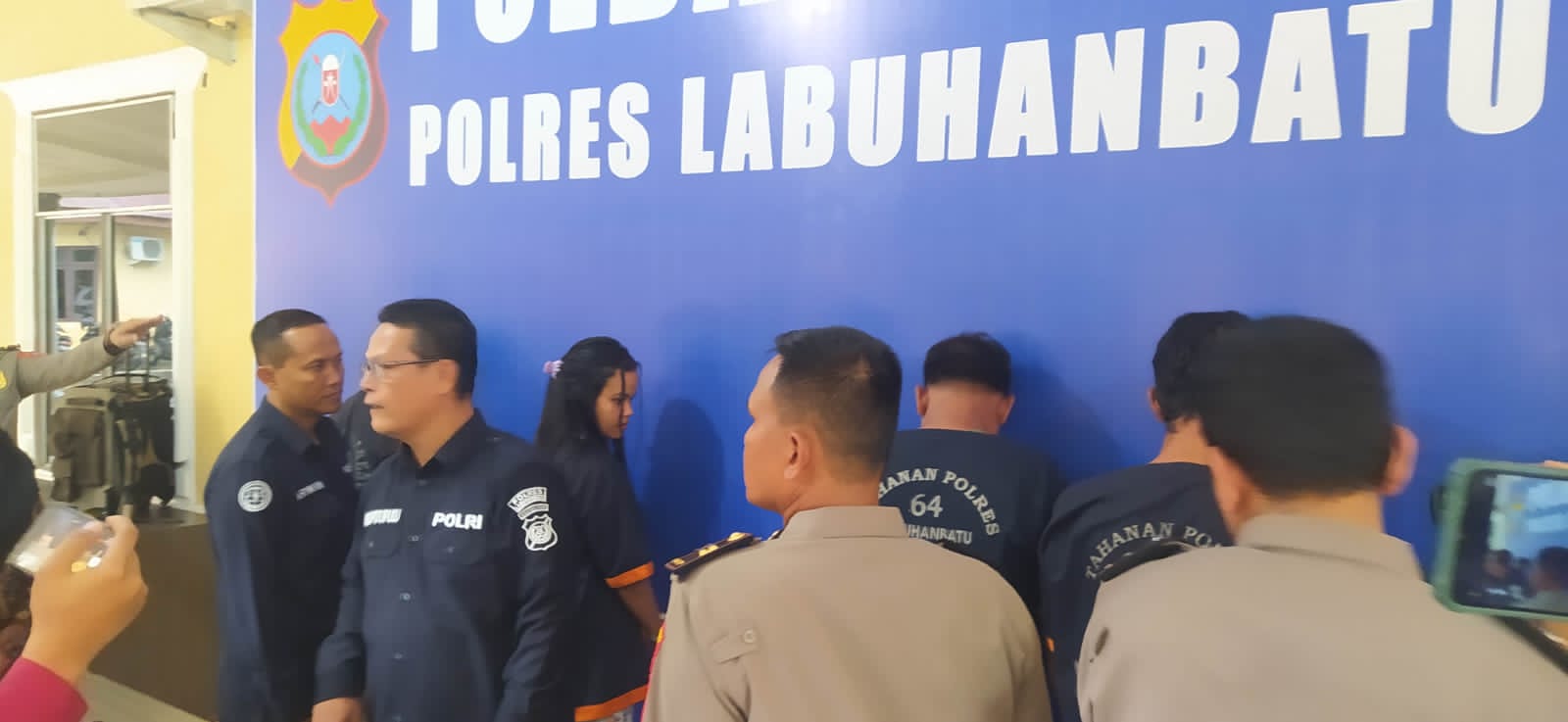 Polisi saat melakukan konferensi pers kepada sejumlah wartawan dengan menunjukkan pelaku dan sejumlah barang bukti.