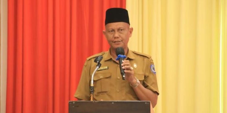 Asisten l Pemkab Labuhanbatu Sarimpunan Ritonga M.Pd saat membuka kegiatan Workshop Jurnalistik PWI Labuhanbatu.