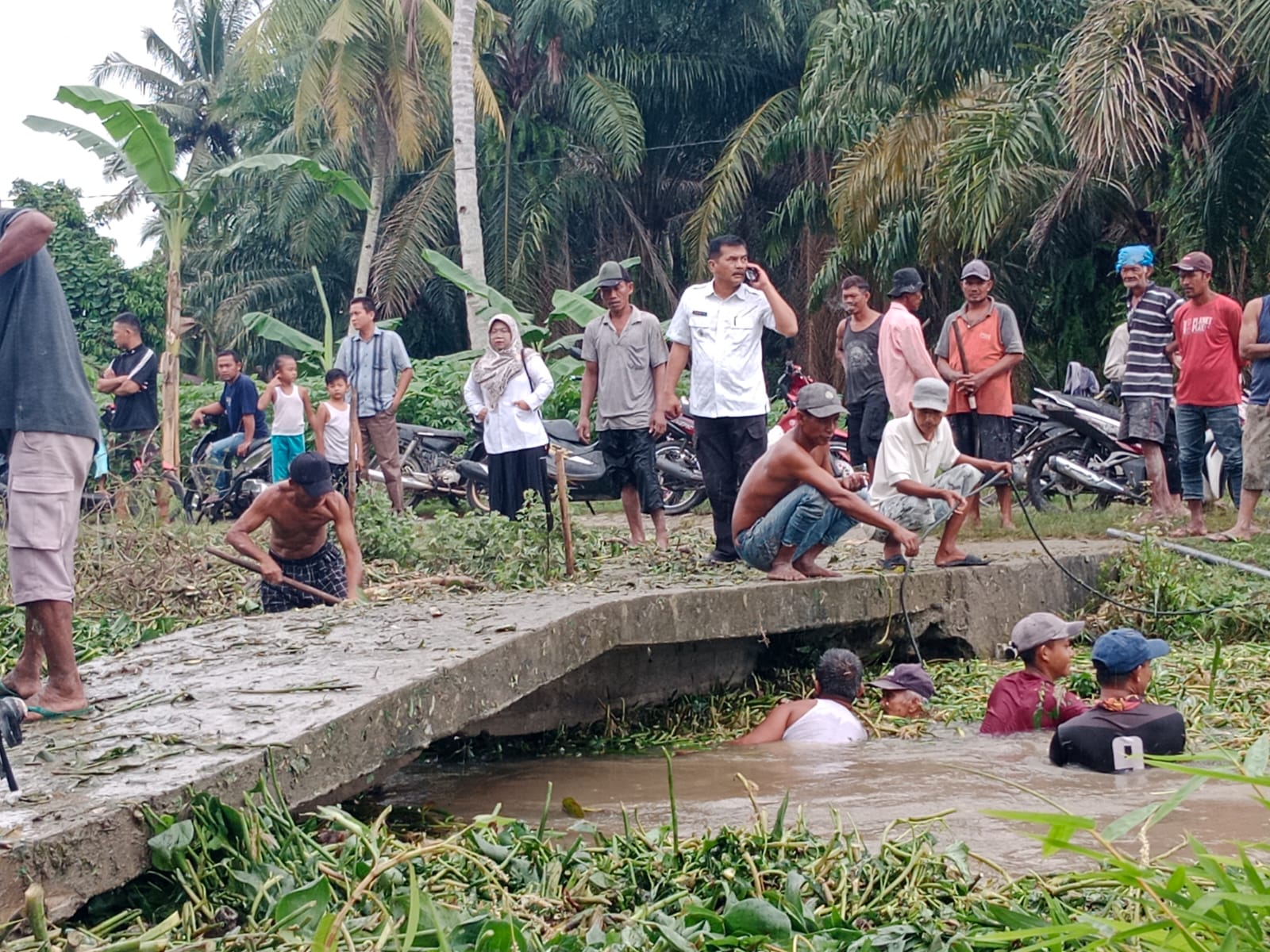 Camat Meranti Asahan Tinjau Gotong Royong Bersihkan Sampah di Sungai Serani