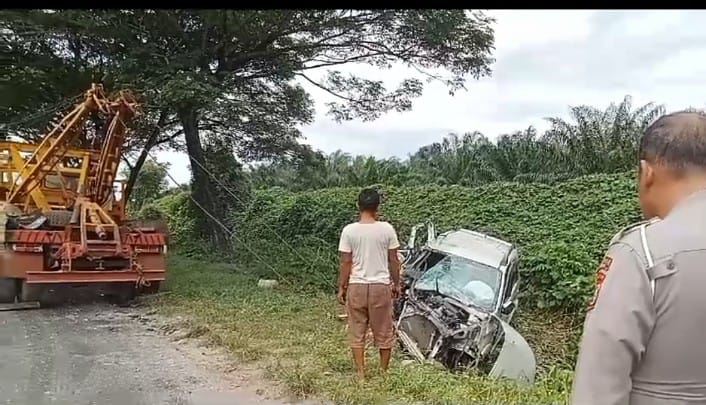 Tabrakan di Asahan, Mobil Toyota Rush Remuk, 3 Orang Luka-luka