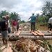 Warga Meranti Asahan Gotong Royong Membangun Jembatan Darurat