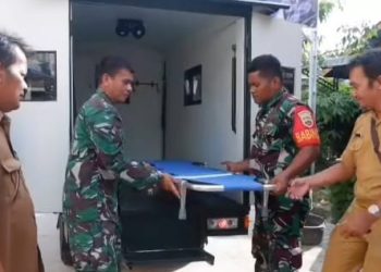 Babinsa Koramil 06/Kota, Kopda Sapran Pasaribu meng-evakuasi warga yang sakit di wilayah Koramil 06/Kota Jajaran Kodim 0211/TT. 