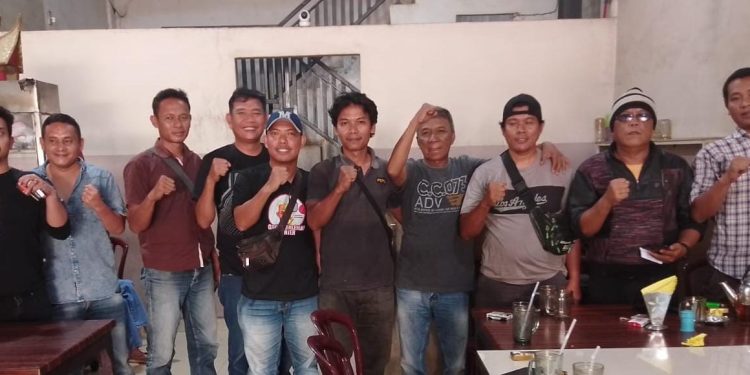 Pengurus PJS Labuhanbatu Raya berfoto bersama dengan sejumlah wartawan yang bertugas di Labura. 
