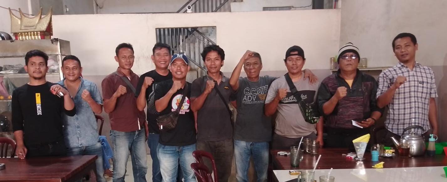 Pengurus PJS Labuhanbatu Raya berfoto bersama dengan sejumlah wartawan yang bertugas di Labura. 