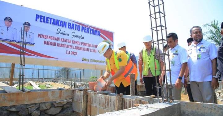 Bupati Labuhanbatu Utara,, Hendriyanto Sitorus meletakkan batu pertama pembangunan kantor KPU Labura.