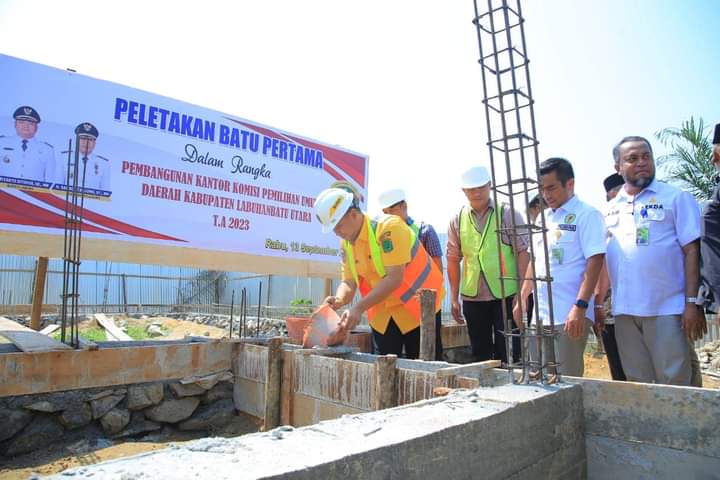 Bupati Labuhanbatu Utara,, Hendriyanto Sitorus meletakkan batu pertama pembangunan kantor KPU Labura.