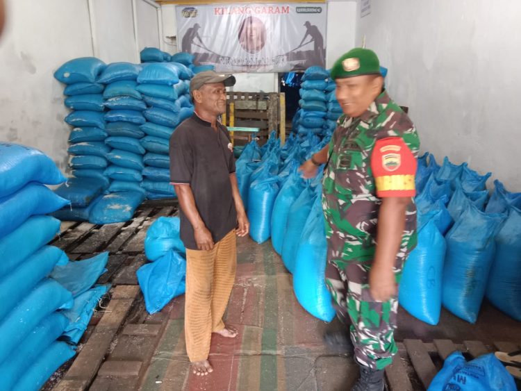 Babinsa Koramil 06/Kota, Peltu MW Siagian menyambangi gudang penampungan garam di Kelurahan Pasar Belakang, Kota Sibolga. 