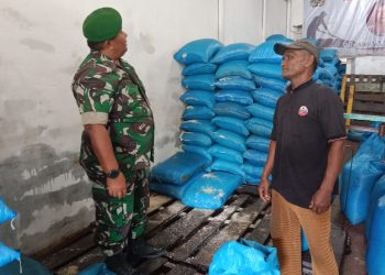 Sambangi Gudang Penampungan, Babinsa Pantau Kamtibmas dan Stok Garam