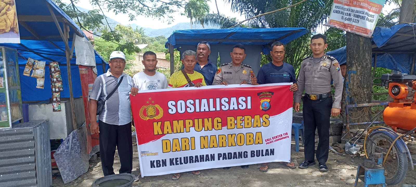 Petugas Kepolisian saat menyambangi warga Kelurahan Padang Bulan, Labuhanbatu