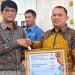 Bupati Labuhanbatu H Erik Adtrada Ritonga MKM (kanan) saat menerima penghargaan dari Kepala BKN RI, Drs.Haryomo Dwi Putranto