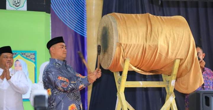 Bupati Labura, Hendriyanto Sitorus, memukul beduk dalam rangka menyambut haul ke- 1 ibunda tercinta almarhumah Hj. Ely Zarwaty Binti H. Ahmad Abidin Lim. 