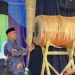 Bupati Labura, Hendriyanto Sitorus, memukul beduk dalam rangka menyambut haul ke- 1 ibunda tercinta almarhumah Hj. Ely Zarwaty Binti H. Ahmad Abidin Lim.