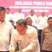 Bupati Labuhanbatu H Erik Adtrada Ritonga saat menandatangani MoU Pilkada damai. 