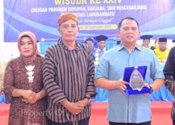 Bupati Labuhanbatu H Erik Adtrada Ritonga saat berfoto bersama seusai acara.