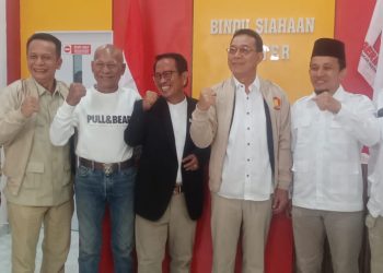 Ketua Partai Gerindra Provinsi Sumatera Utara Gus Irawan Pasaribu (tiga dari kanan), Bindu Siahaan (jaket hutam) bersama pengurus DPC Gerindra Labuhanbatu. 