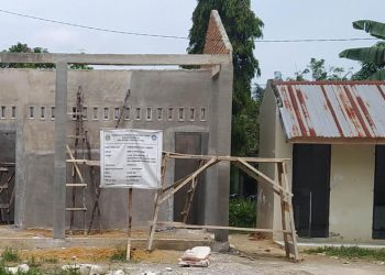 Proyek pembangunan toilet yang bersumber dari DAK TA 2023 di SMKN 3 Labuhanbatu.