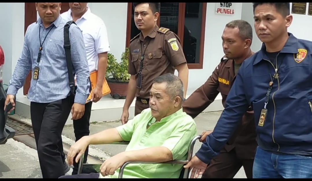 Tersangka MYS mantan Sekda Kabupaten Labuhanbatu.