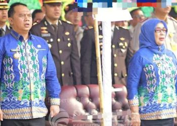 Bupati Labuhanbatu H Erik Adtrada Ritonga (kiri).