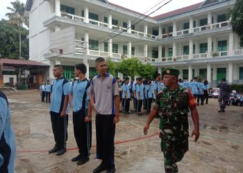 Babinsa Latih Pelajar SMAN 1 Sibolga PBB