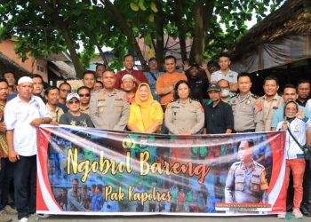 Kapolres Labuhanbatu AKBP James H Hutajulu berfoto bersama wartawan.