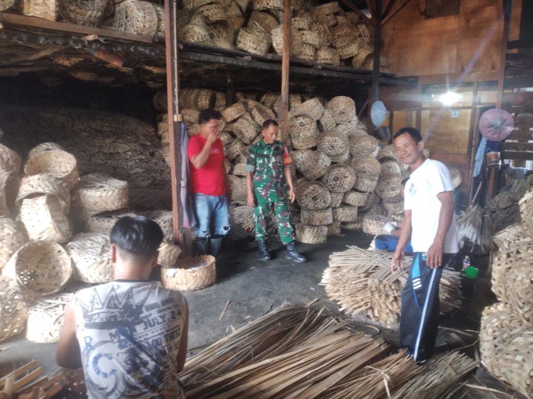 Sambangi Perajin Keranjang Ikan, Babinsa Serap Kendala & Berikan Motivasi