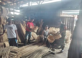 Sambangi Perajin Keranjang Ikan, Babinsa Serap Kendala & Berikan Motivasi