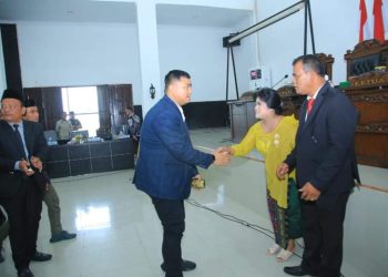 Bupati Labura, Hendriyanto Sitorus, menyampaikan ucapan selamat kepada Denta Damayanti Sinambela 