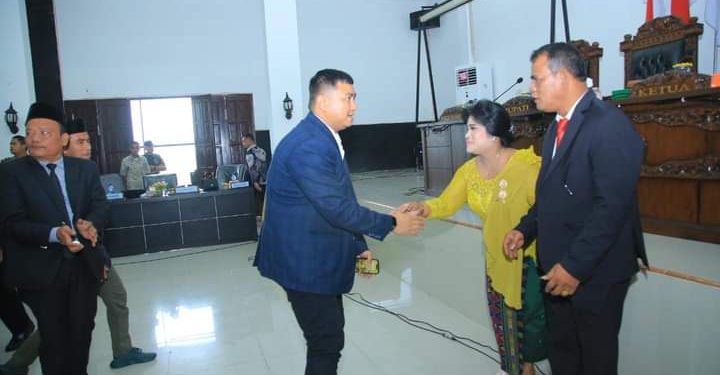 Bupati Labura, Hendriyanto Sitorus, menyampaikan ucapan selamat kepada Denta Damayanti Sinambela