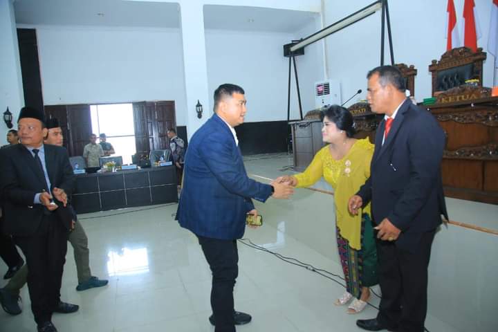 Bupati Labura, Hendriyanto Sitorus, menyampaikan ucapan selamat kepada Denta Damayanti Sinambela