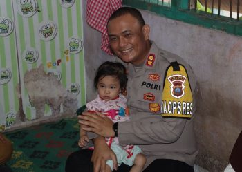 Kapolres Asahan, Berikan Bantuan Makanan Penambah Gizi ke Bocah Penderita Stunting
