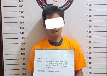 Tersangka MS beserta barang bukti.