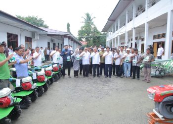 Pemkab Asahan Serahkan Alsintan ke Kelompok Tani