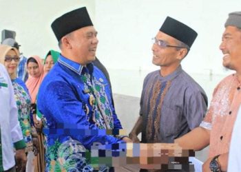 Bupati Labuhanbatu H Erik Adtrada Ritonga (baju batik biru).