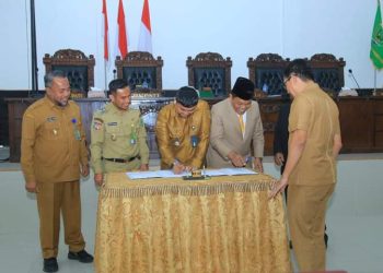 Bupati Labura, Hendriyanto Sitorus bersama Ketua DPRD, H. Indra Surya Bakti Simatupang, Ranperda Kabupaten Labuhanbatu Utara tentang APBD tahun Anggaran 2024 di ruang sidang DPRD, Aek Kanopan