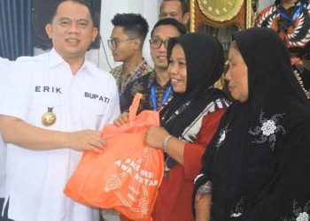 Bupati Labuhanbatu Salurkan CSR Indomaret Kepada Warga