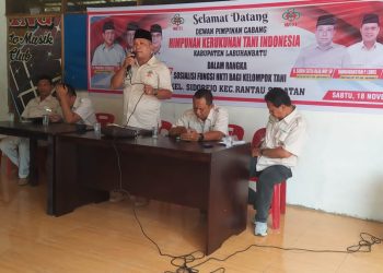 Ketua DPC HKTI Labuhanbatu H Sudin Satia Raja Harahap SP saat memberikan sambutannya pada acara sosialisasi tersebut. 