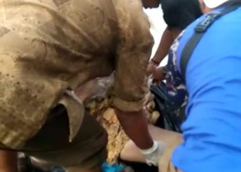 Korban HS saat dievakuasi warga. 