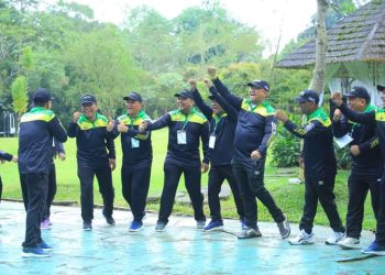 Bupati Hendriyanto, Wakil Bupati dan Sekda mengikuti senam dan outbound dengan serius dan penuh keseruan. 