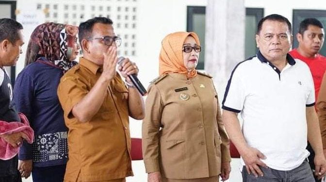 Wakil Bupati Labuhanbatu Hj Ellya Rosa Siregar (tengah). 