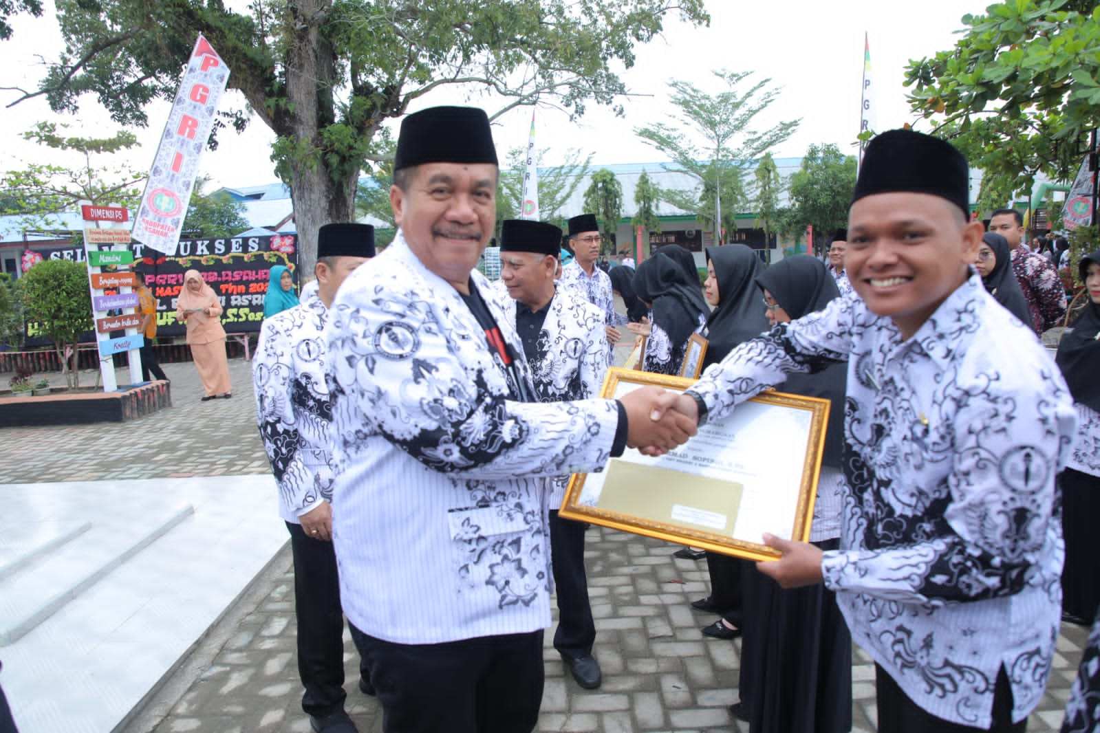 Wakil Bupati Asahan Taufik ZA diacara peringatan hari Guru.