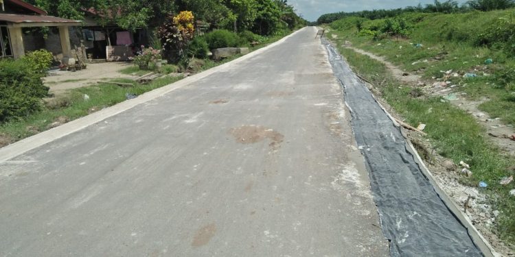 Masyarakat Desa Persatuan dan Bangun Asahan Bersyukur Jalan Mereka di Hotmix