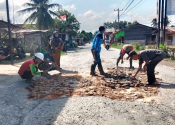 Belum Ada Dipedulikan Anggota DPRD Asahan, Warga Meranti Gotong Royong Timbun Lubang Jalan