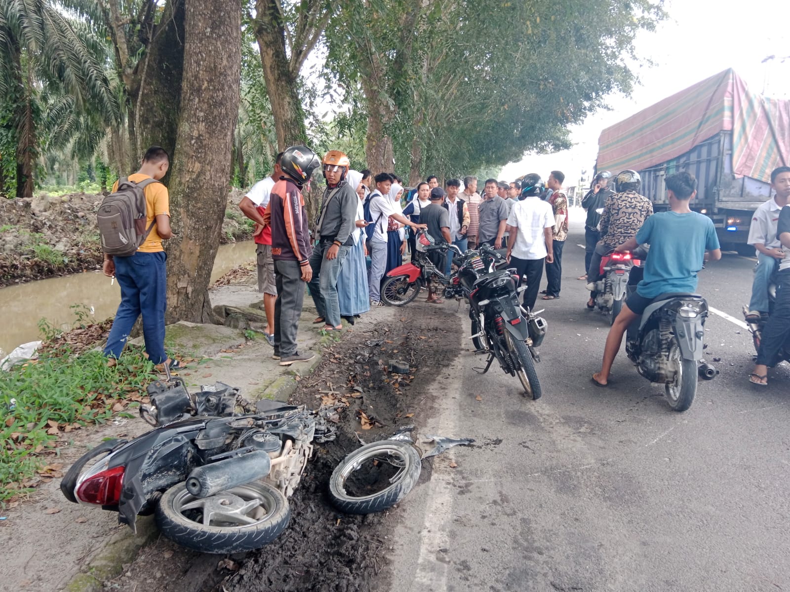 Lakalantas di Asahan, Sepedamotor Beat Remuk Digilas Tangki
