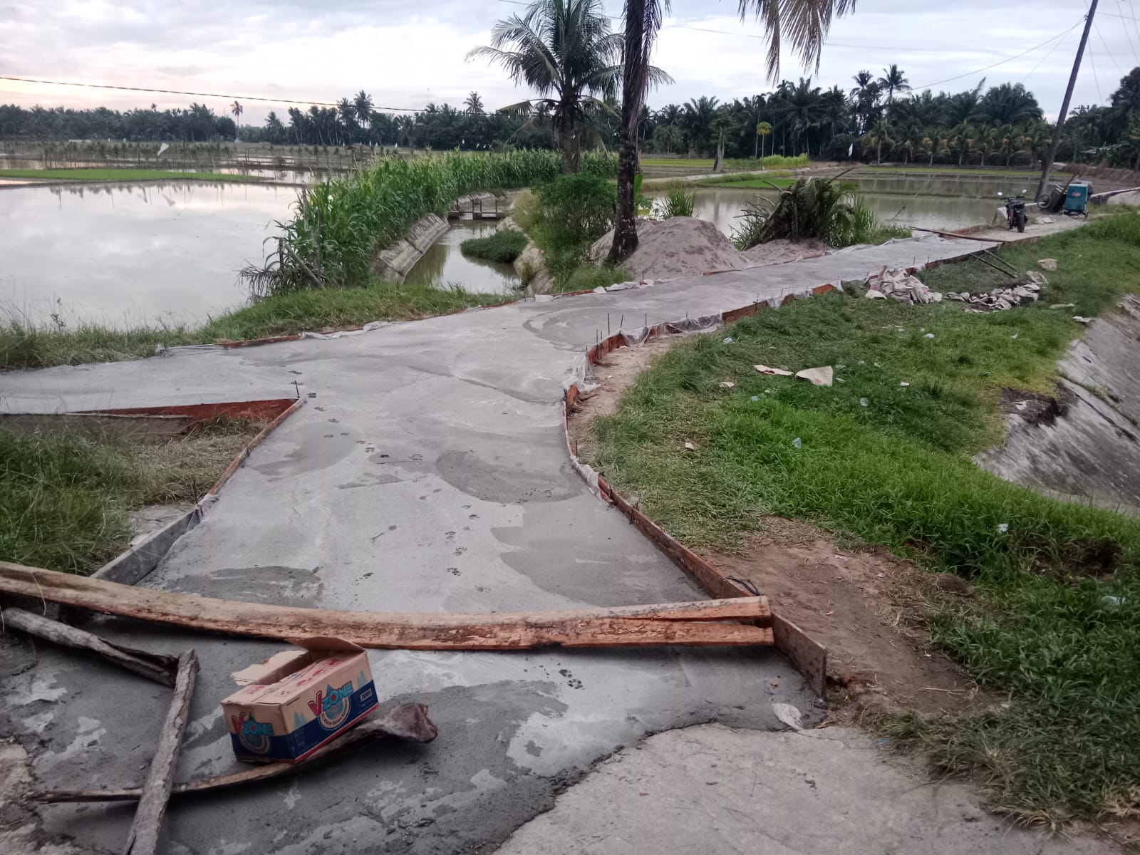 Kades Pondok Bungur Asahan Berjanji Plank Proyek Jalan Seger Dipasang