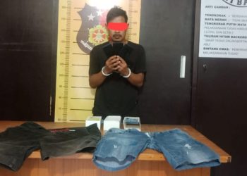 Tersangka saat di kantor polisi.